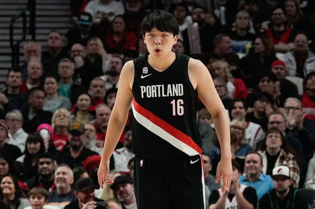 媒体人：杨瀚森仍在赢得信任的过程中 开拓者中锋没进攻战术地位